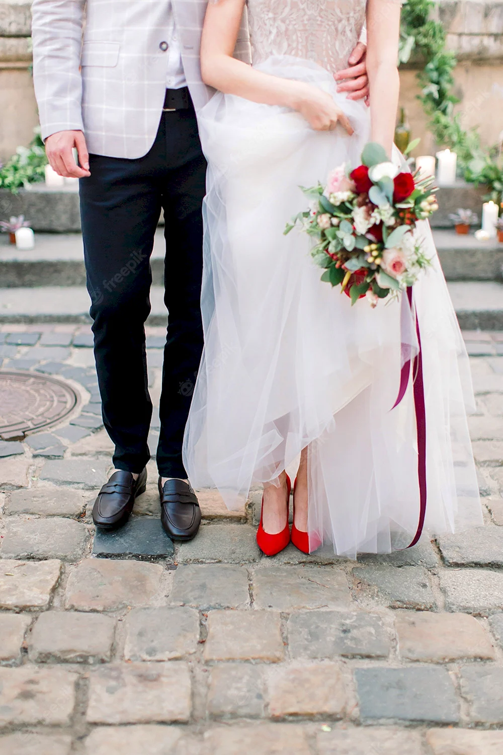 Белое свадебное платье и красные туфли