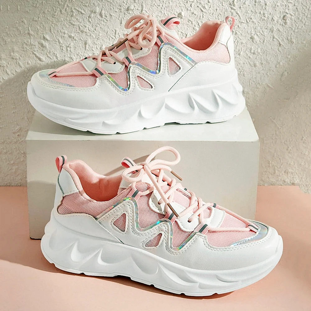 Белые кроссовки с розовыми шнурками