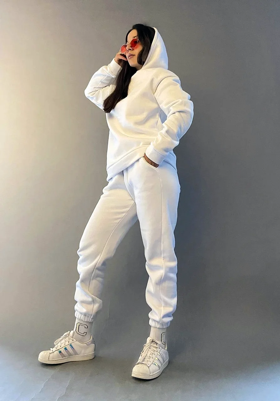 Белый спортивный костюм женский