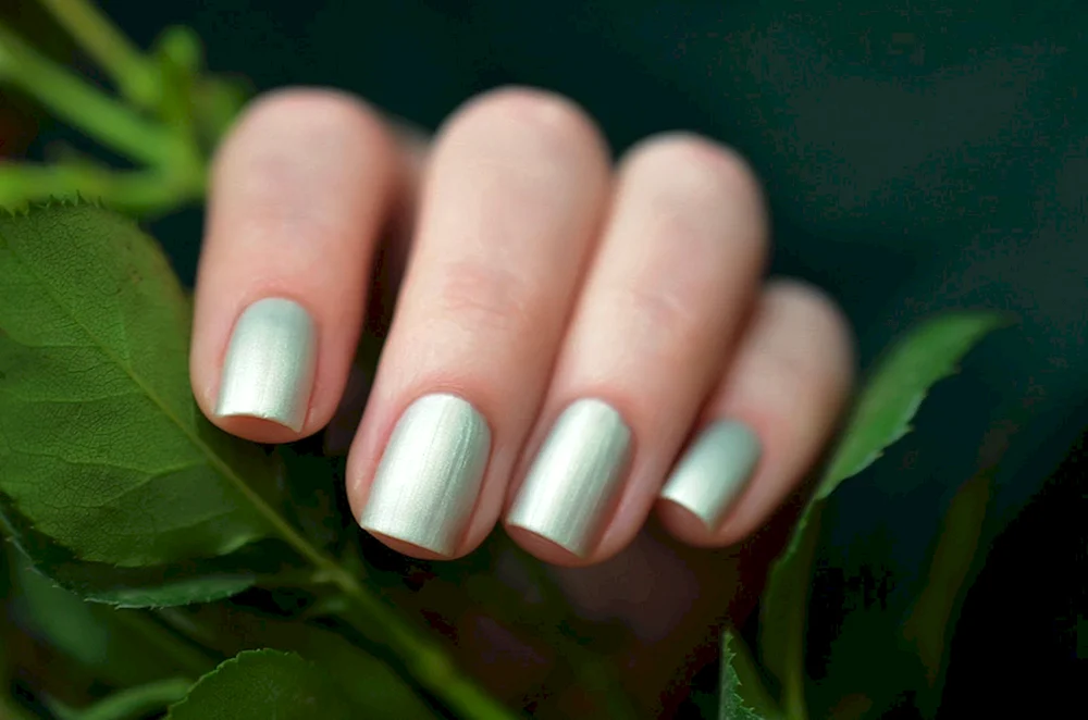 Бледно зеленые ногти