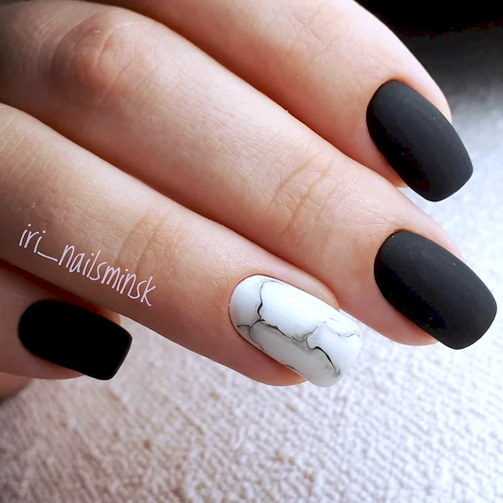 Чёрно-белый маникюр на коротких ногтях матовый