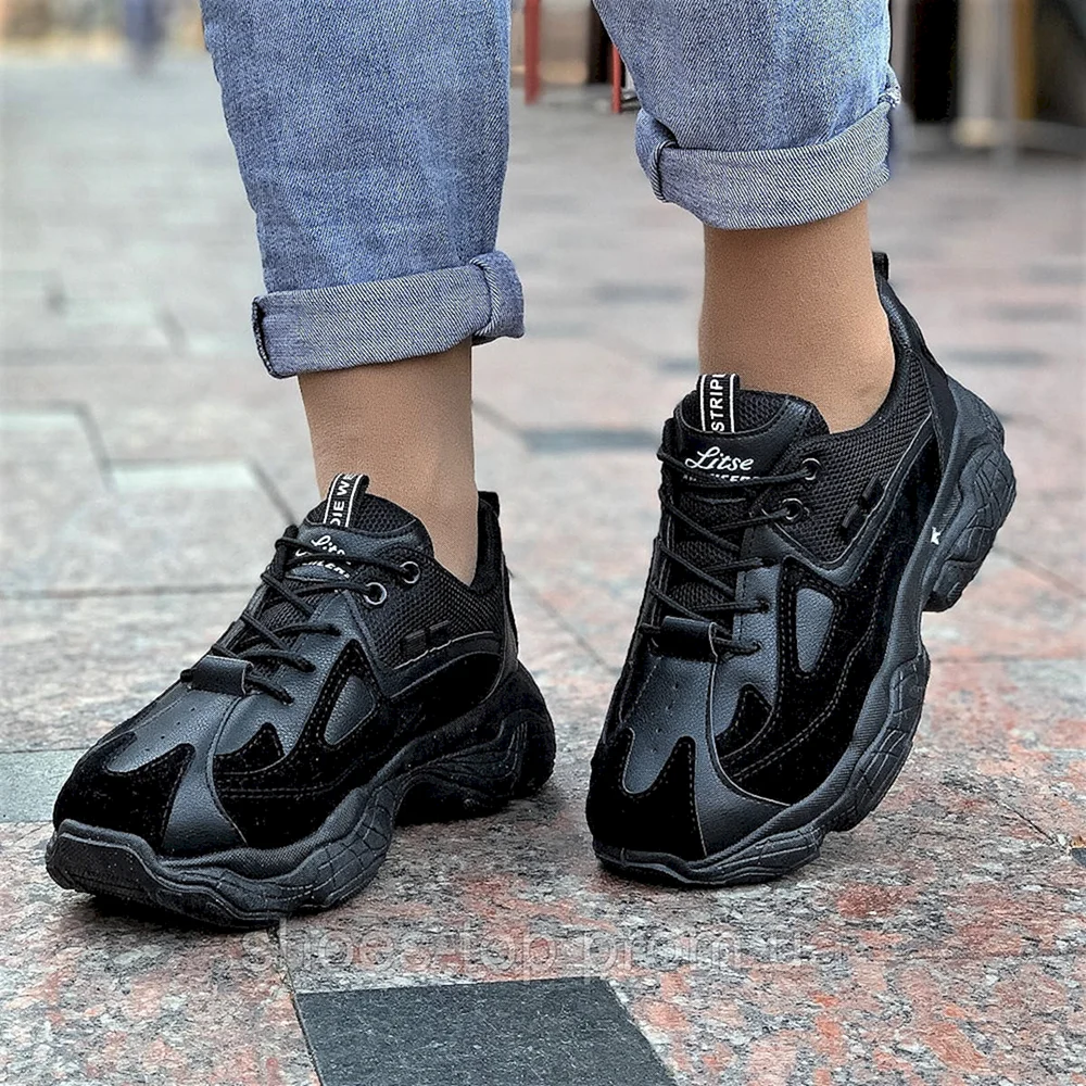 Чёрные кроссовки женские