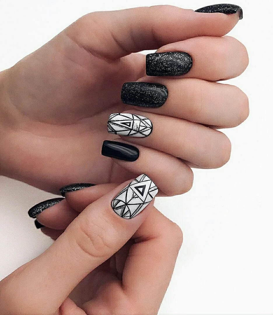 Черные узоры на ногтях