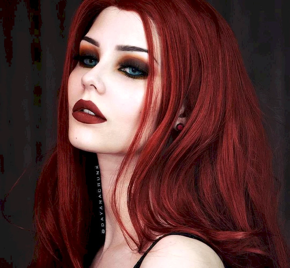 Даяна Кранк с красными волосами