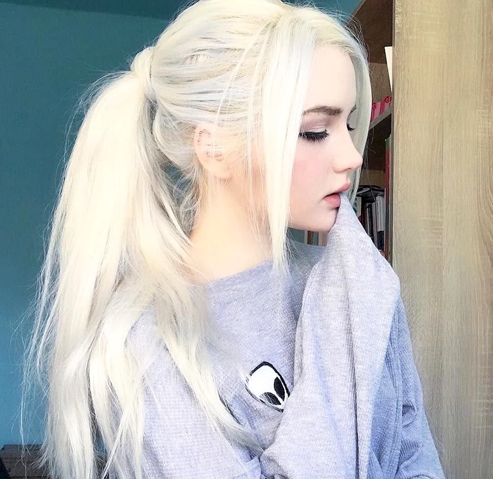 Девочка с белыми волосами