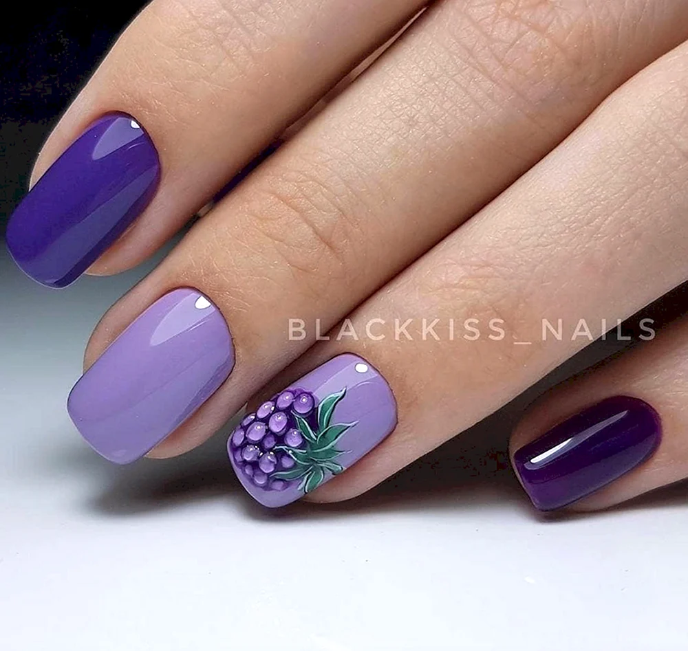 Фиолетовые маникюры с ягодами