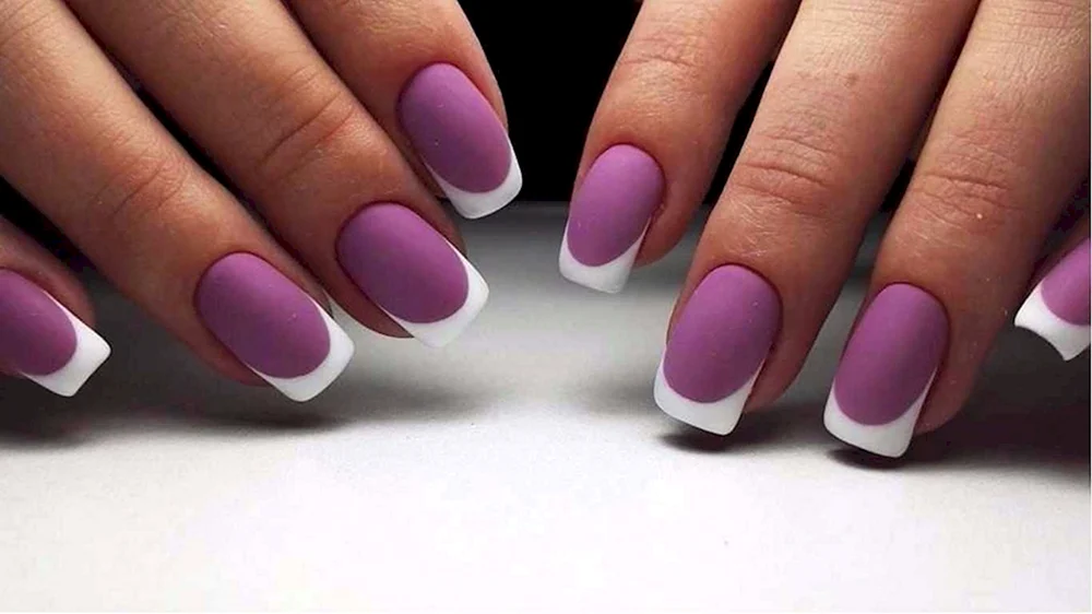 Фиолетовые ногти с белым френчем