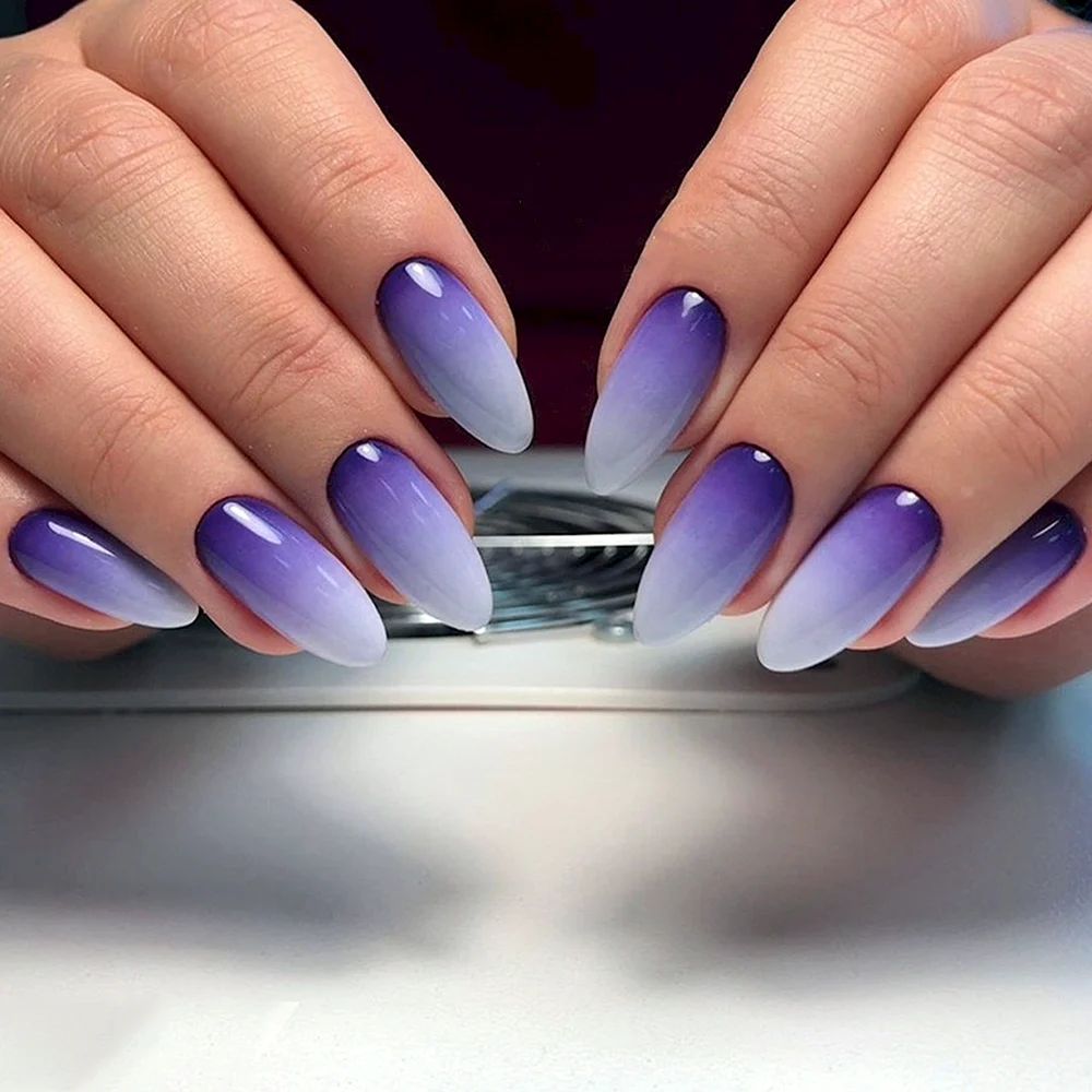 Фиолетовый градиент на ногтях базой
