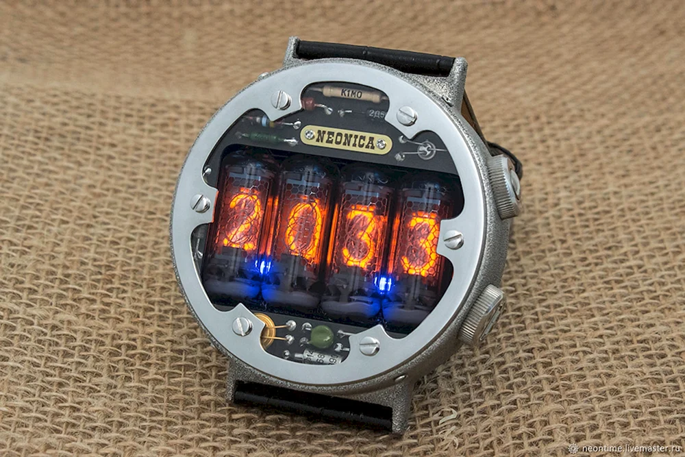 Газоразрядные наручные часы метро 2033