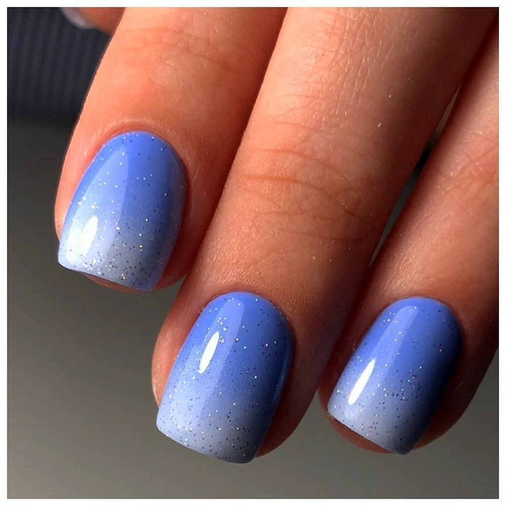 Голубое омбре на ногтях