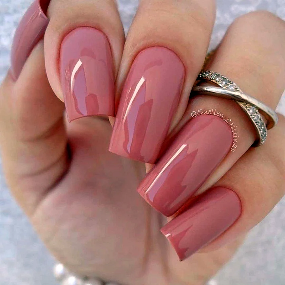 Грязно розовые ногти