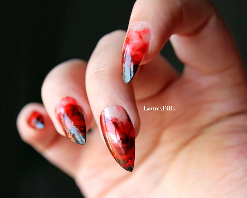 Красный мрамор на ногтях