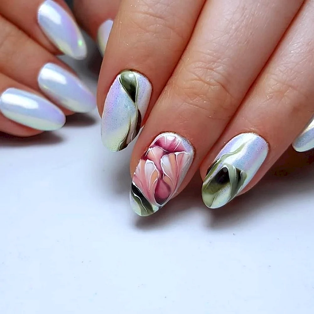 Лилии на ногтях