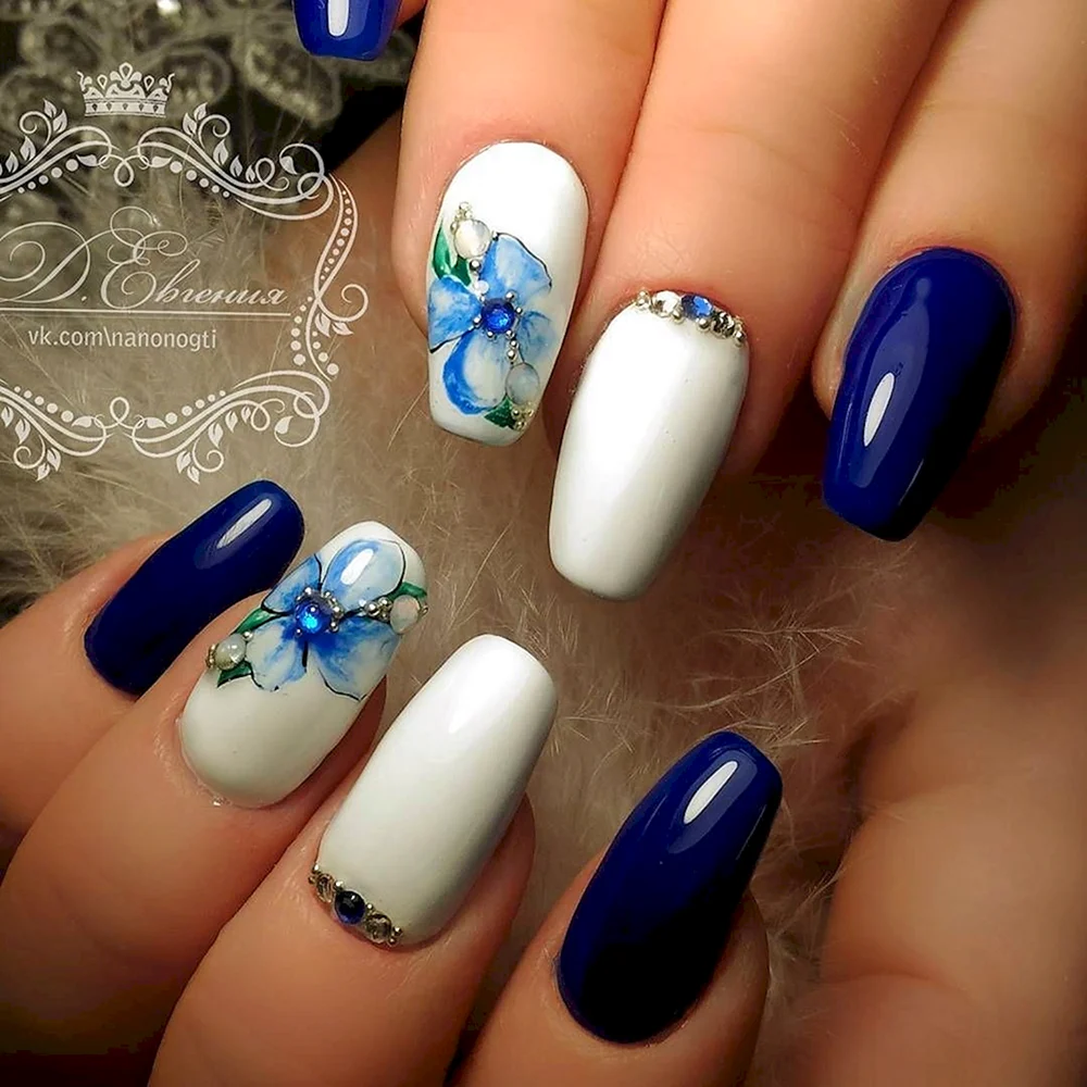 Маникюр с синими цветами