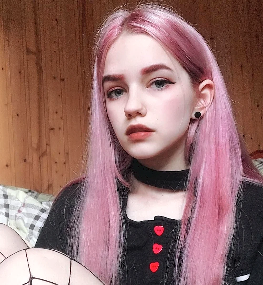 Милая девушка с розовыми волосами