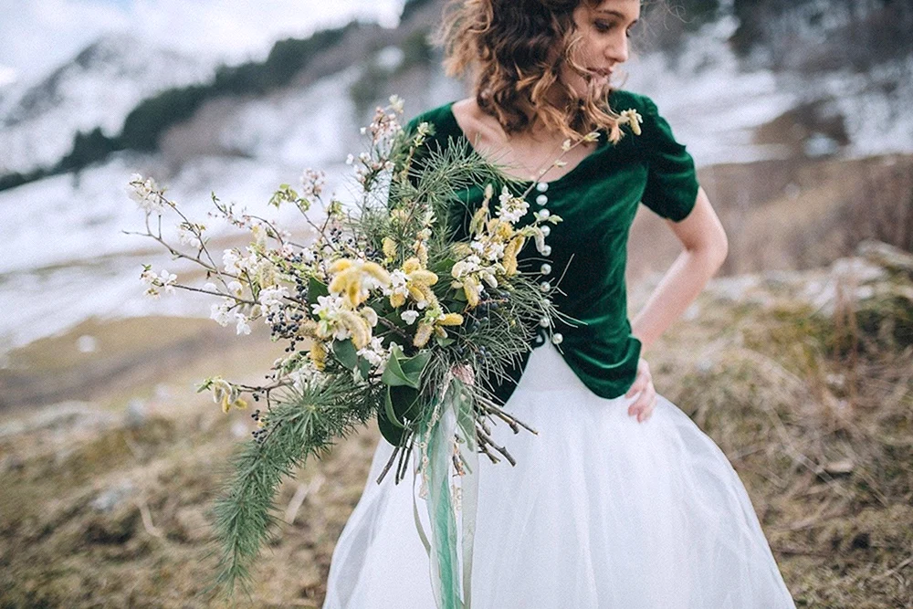 Невеста в зеленом платье зимой