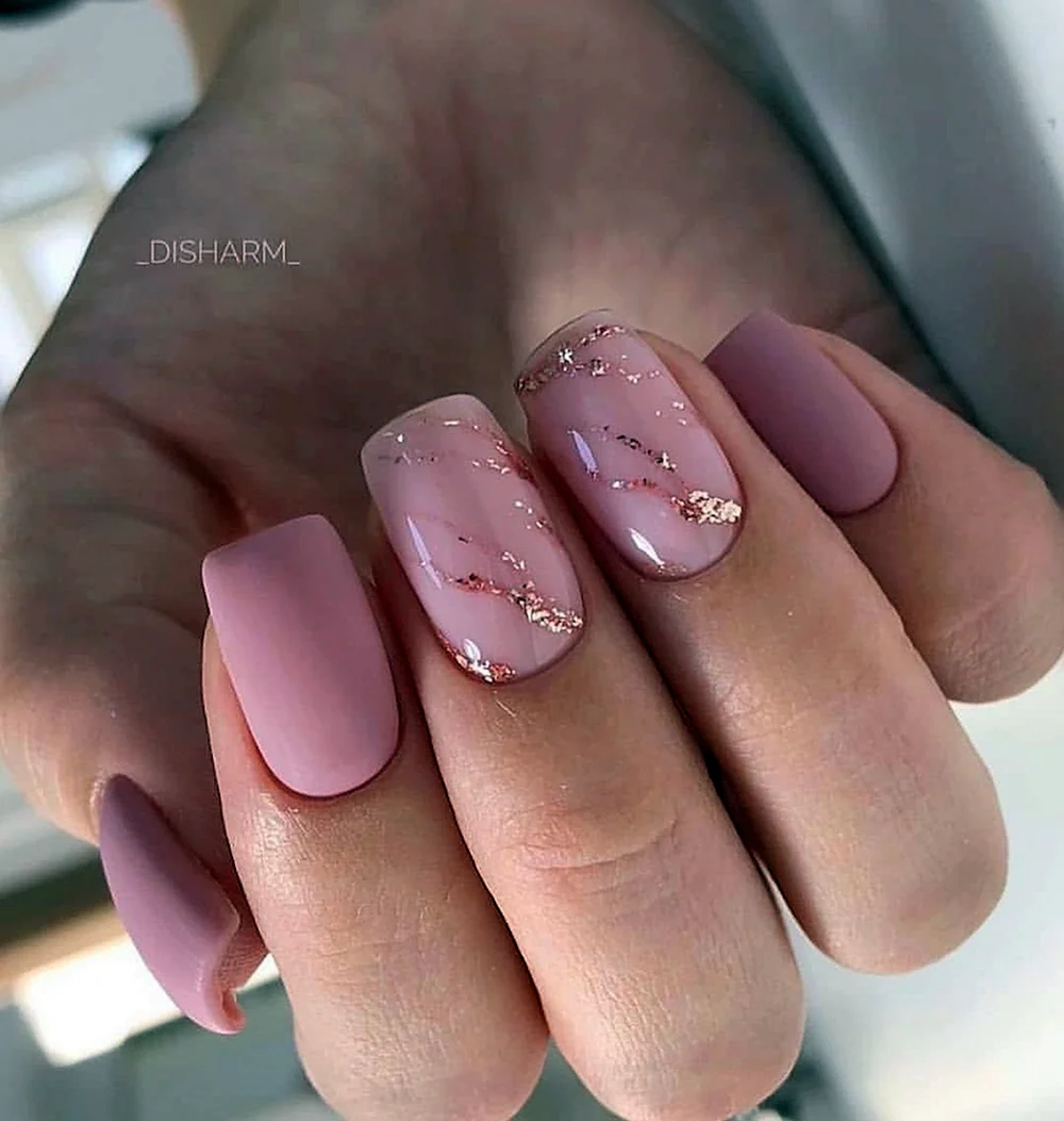 Нежный розовый маникюр на короткие ногти
