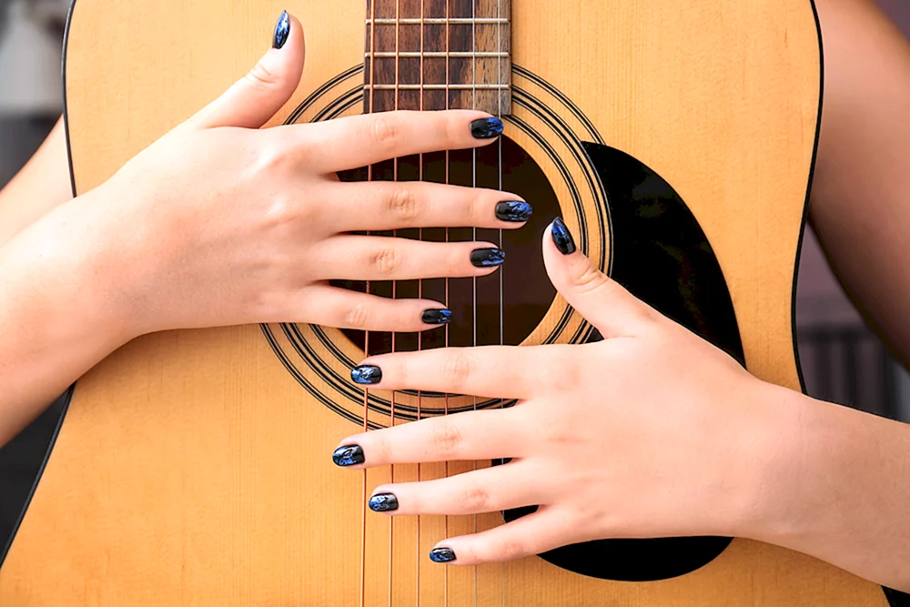 Ногти гитаристки