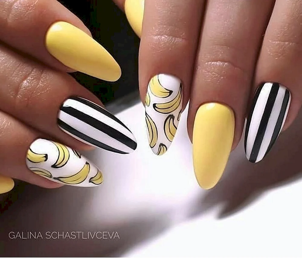 Ногти с бананами
