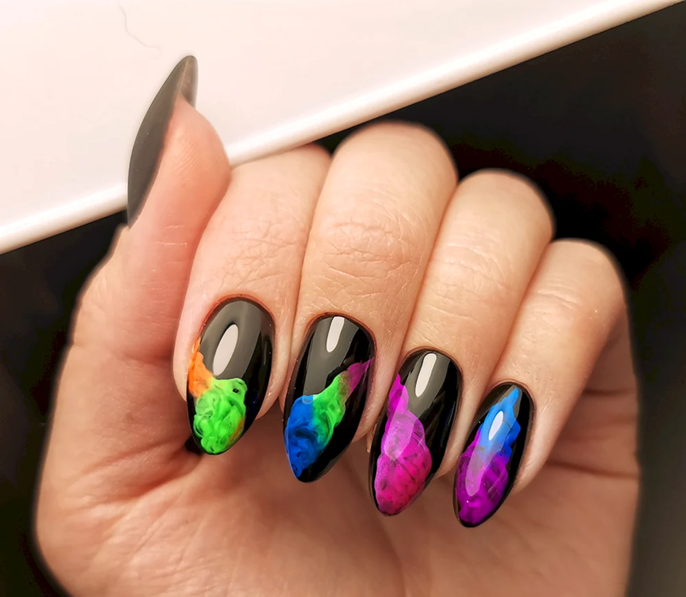 Ногти с разводами разноцветными