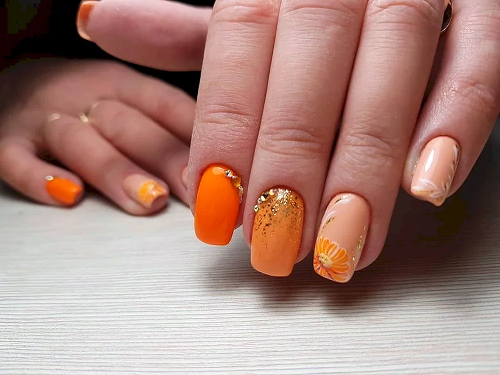 Оранжевые ногти с фольгой