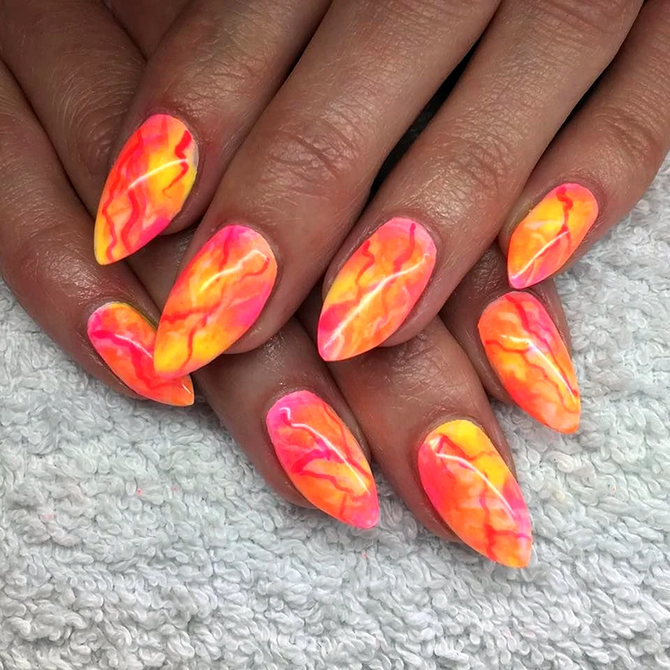 Оранжевый мрамор на ногтях