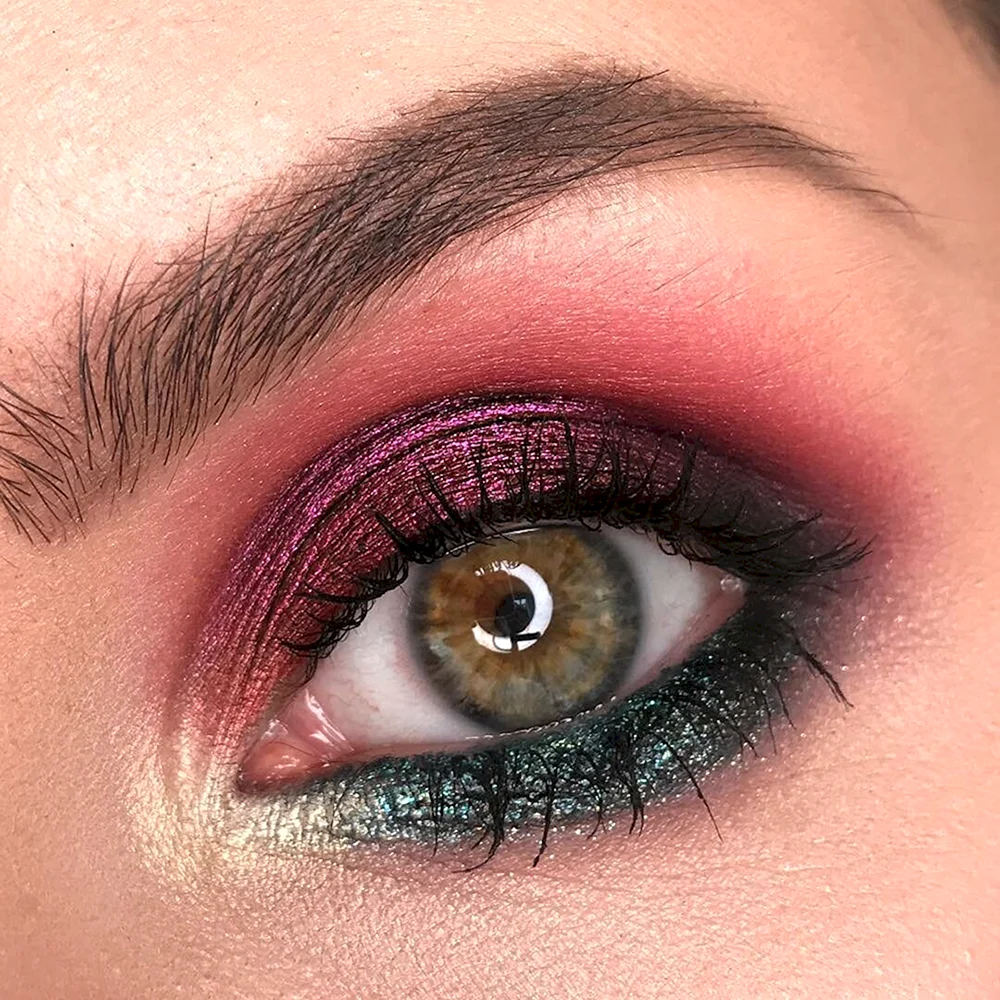 Розовый макияж для зеленых глаз