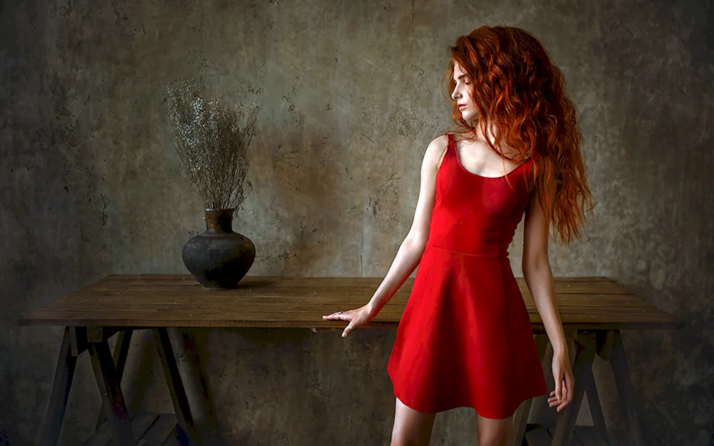Рыжая девушка в Красном платье