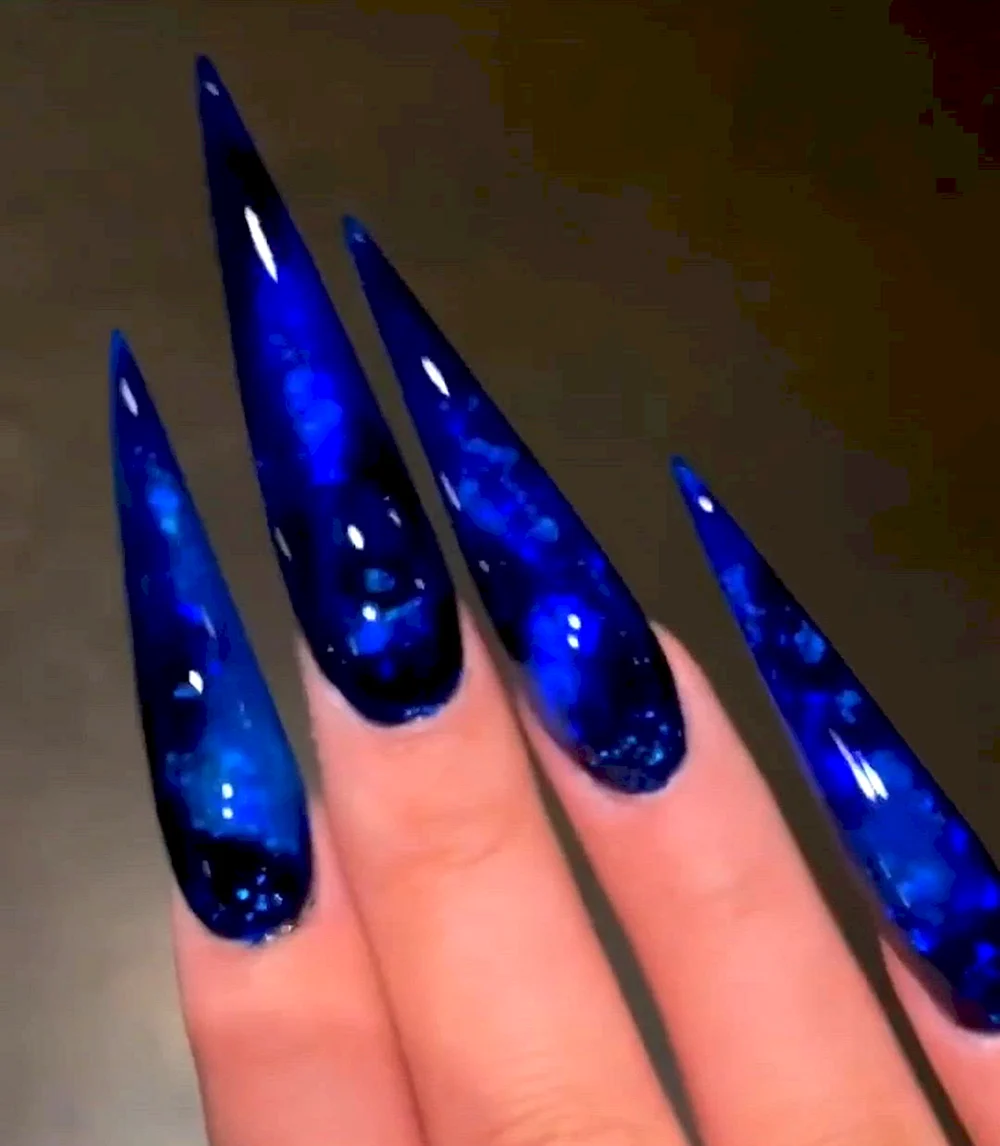 Синие ногти длинные острые