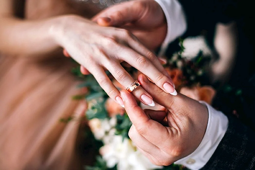 Свадебные кольца на руках