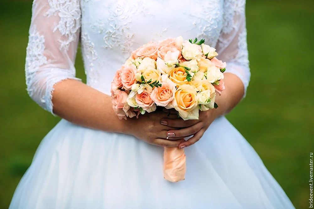 Свадебный букет невесты нежный персиковый