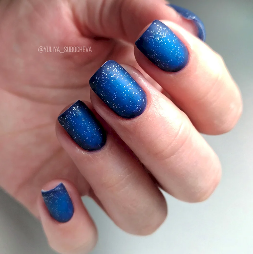 Темно синие ногти с блестками