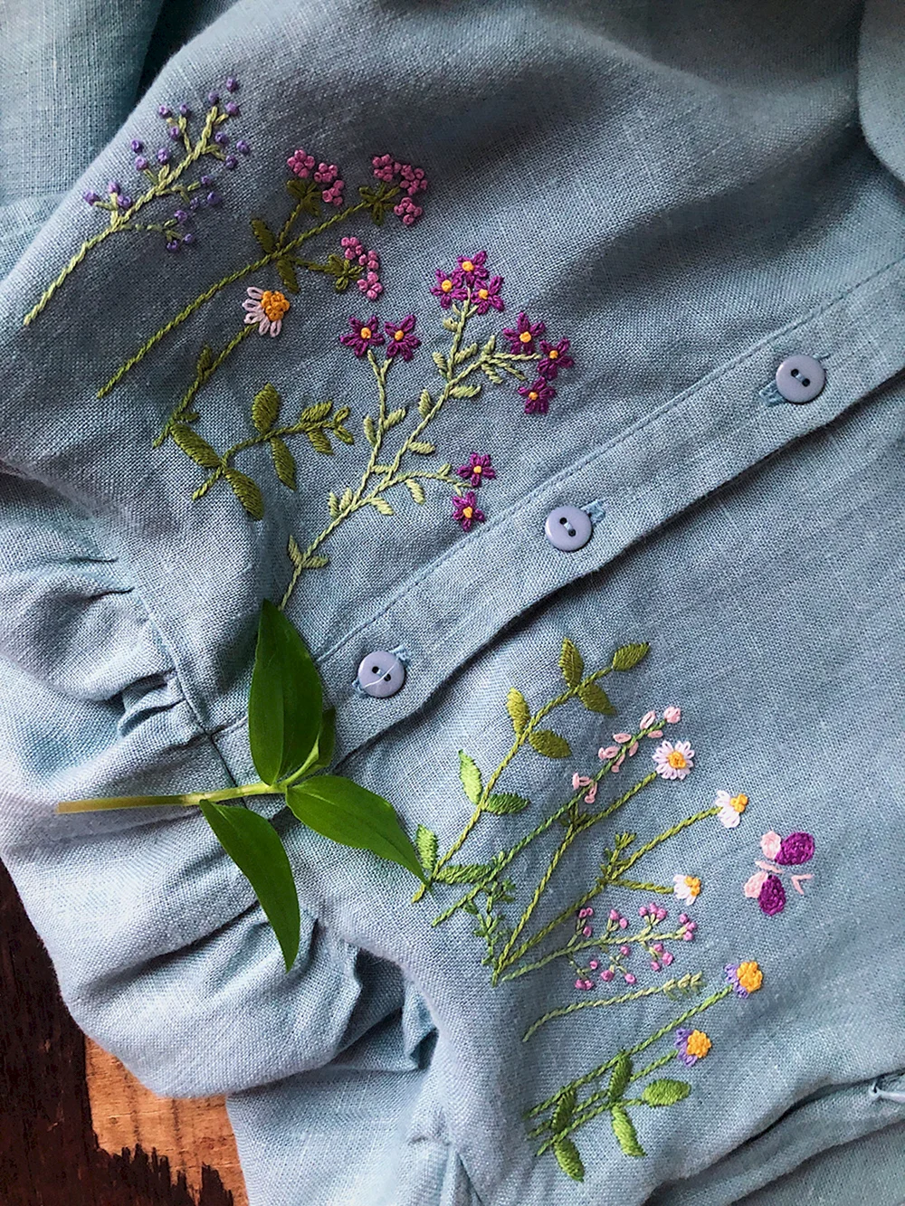 Цветочная вышивка на одежде