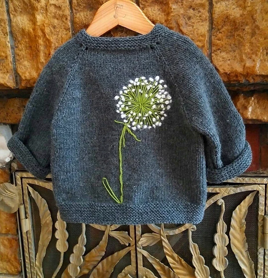 Вязаный свитер с одуванчиком
