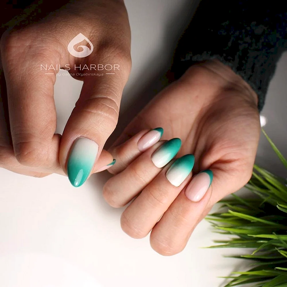 Зеленое омбре на ногтях